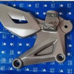 SOPORTE BASE REPOSAPIE DELANTERO IZQUIERDO PULSAR 160 200 NS ORIGINAL